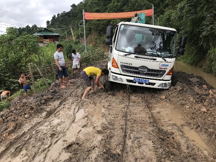 Xe chở thiết bị trên đoạn đường đất lầy lội