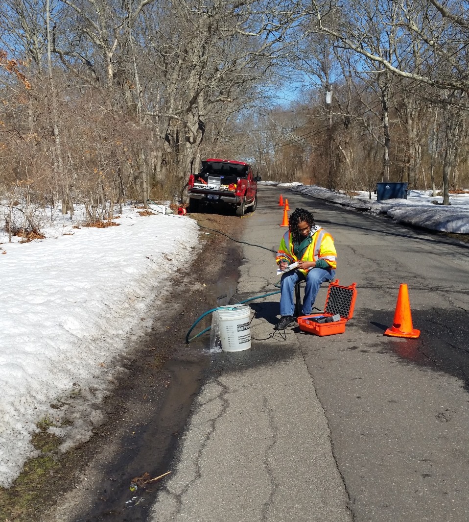 Nhân viên USGS ghi chép cạnh thiết bị bơm thí nghiệm nước dưới đất tại Long Island, Hoa Kỳ