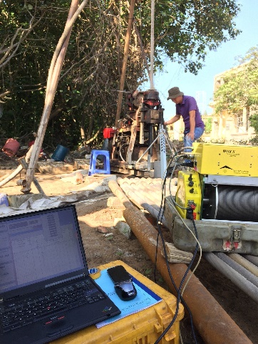 Cán bộ và thiết bị đo karôta tại lỗ khoan khảo sát nước dưới đất